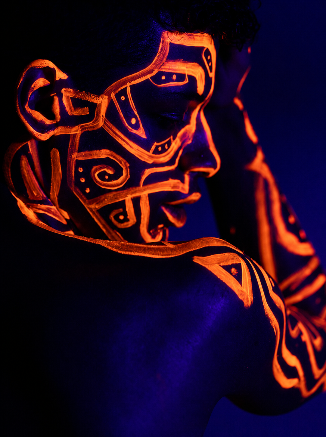 Body painting ispirato alla cultura Maya con neon e UV