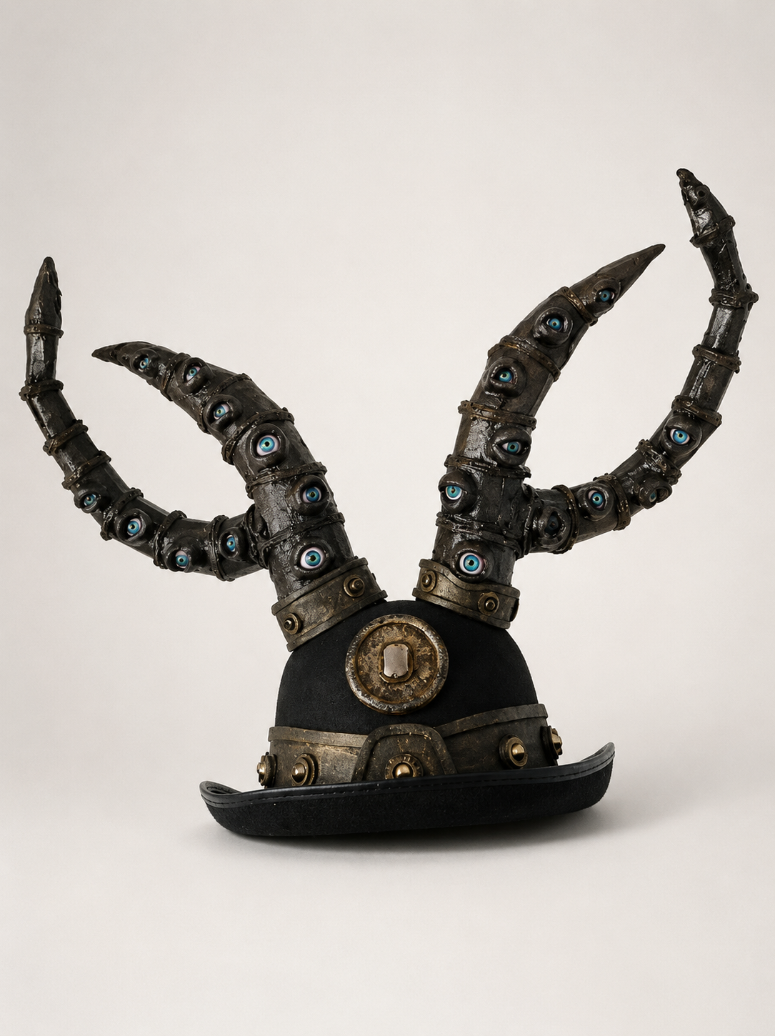 Cappello con corna e occhi fantasy